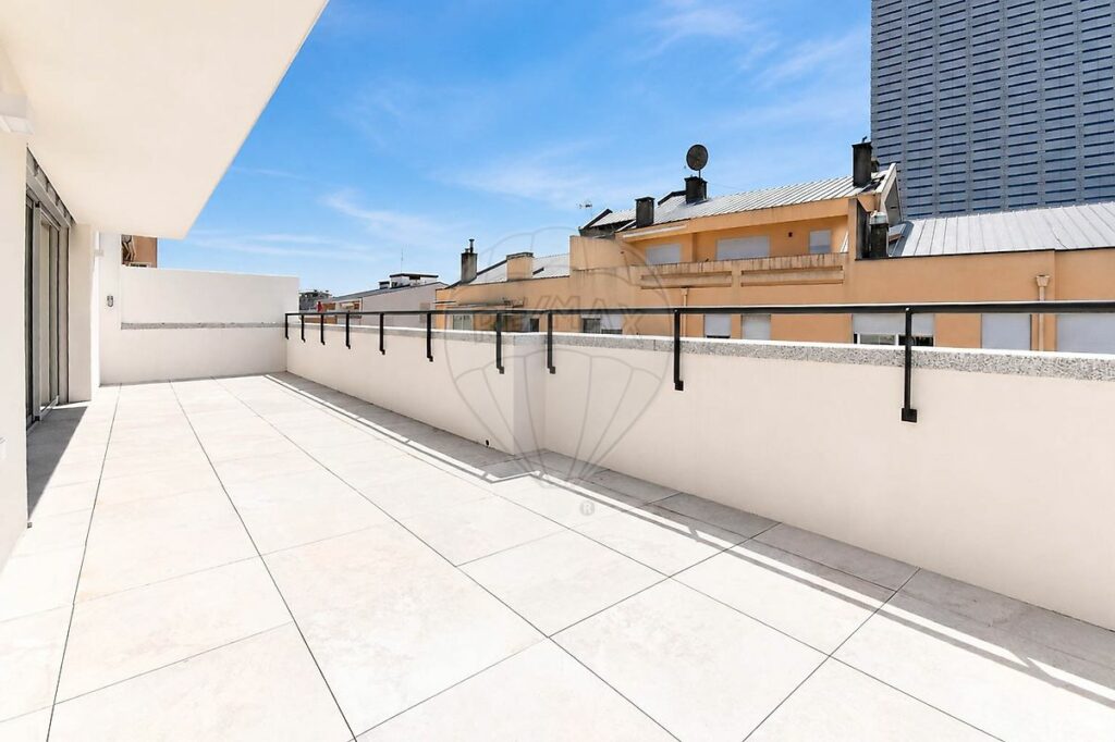 T2 Apartamento para arrendamento em Lordelo do Ouro e Massarelos — imagem 2 de 15